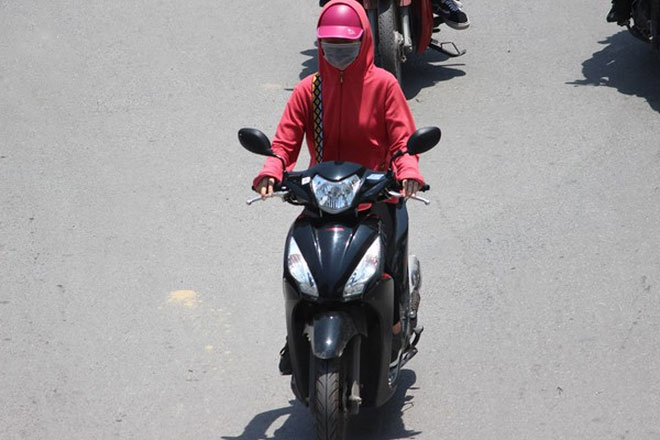 Hà Nội trải qua ngày nắng nóng gắt nhất từ đầu mùa, người dân bịt kín mít khi ra đường